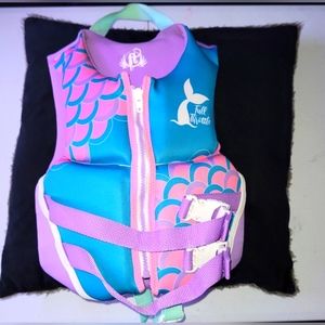 👧🏾🏊‍♀️ Little Girls Life Vest Size: M (33-55 lbs.) 👧🏾🏊‍♀️